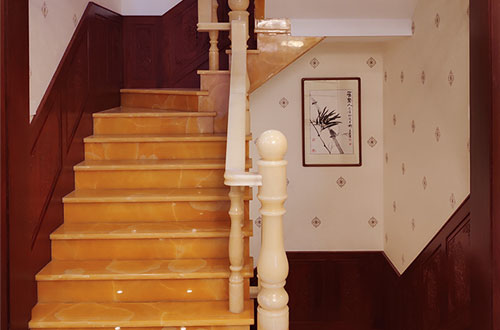 肇州中式别墅室内汉白玉石楼梯的定制安装装饰效果